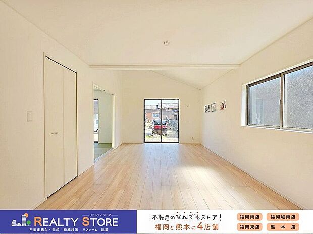 【寛ぎの空間】リビングは家族全員の集まる憩いの場、この場所を通じて家族の楽しい会話が聞こえてきそうなリビングですね♪