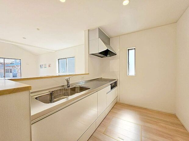 【システムキッチン】広いシンクで洗い物も余裕のスペース♪お料理中も会話ができる対面キッチン♪