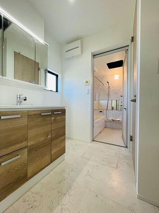 【洗面】【3号棟:洗面化粧台】便利で見やすい三面鏡タイプ♪窓付のパウダールームで換気はしっかり出来ますね♪