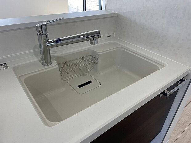 【キッチン】【1号棟:システムキッチン】広いシンクで洗い物も余裕のスペース♪