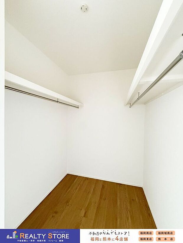 【収納】☆1号棟☆【ウォークインクローゼット】便利なウォークインクローゼット♪棚付で小物類もすっきりと収納出来ます♪