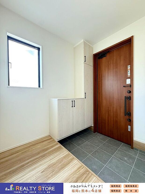 【玄関】☆1号棟☆【シューズボックス】天井まである大きなシューズボックス♪たくさん収納出来て玄関スッキリ片付きます♪