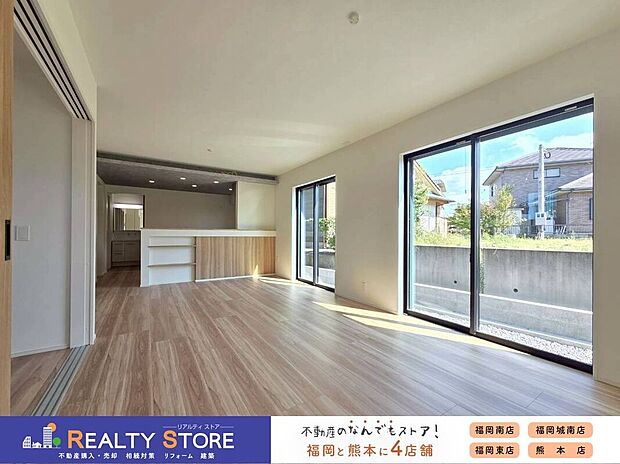 【リビング】☆1号棟☆【リビング】キッチンからリビング全体を見渡せます♪お子様の様子を見ながら家事ができますね♪