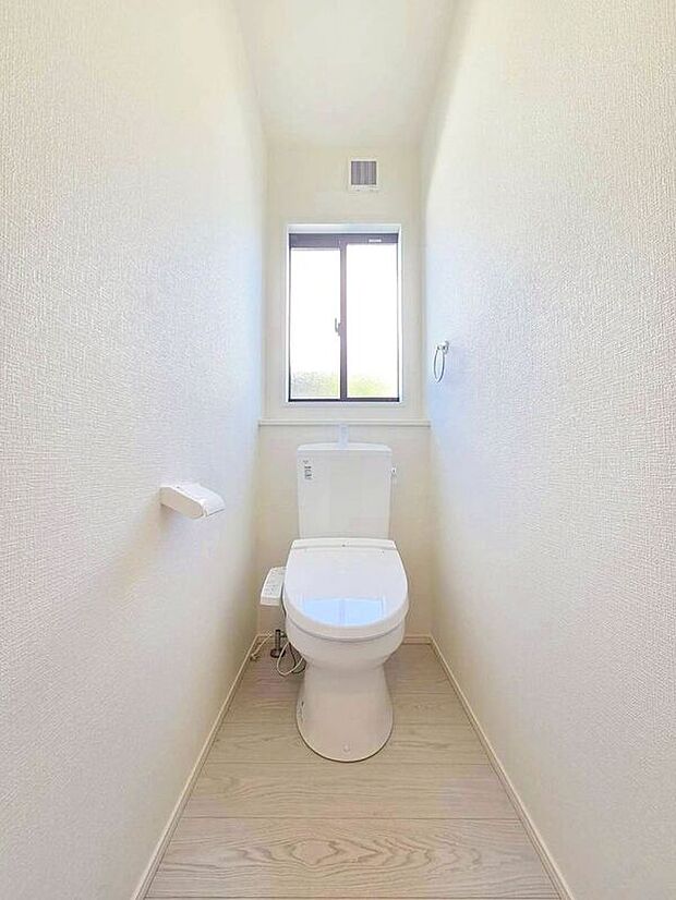 【トイレ】☆1号棟☆【トイレ】温水洗浄機付き便座♪小窓が付いているので日中は明るく換気も楽々♪