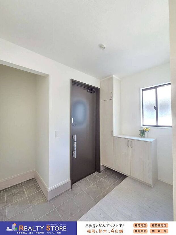 【玄関】☆1号棟☆【シューズインクローク】玄関を広くスッキリと使える便利な収納スペース♪ベビーカー等も置けて便利です♪