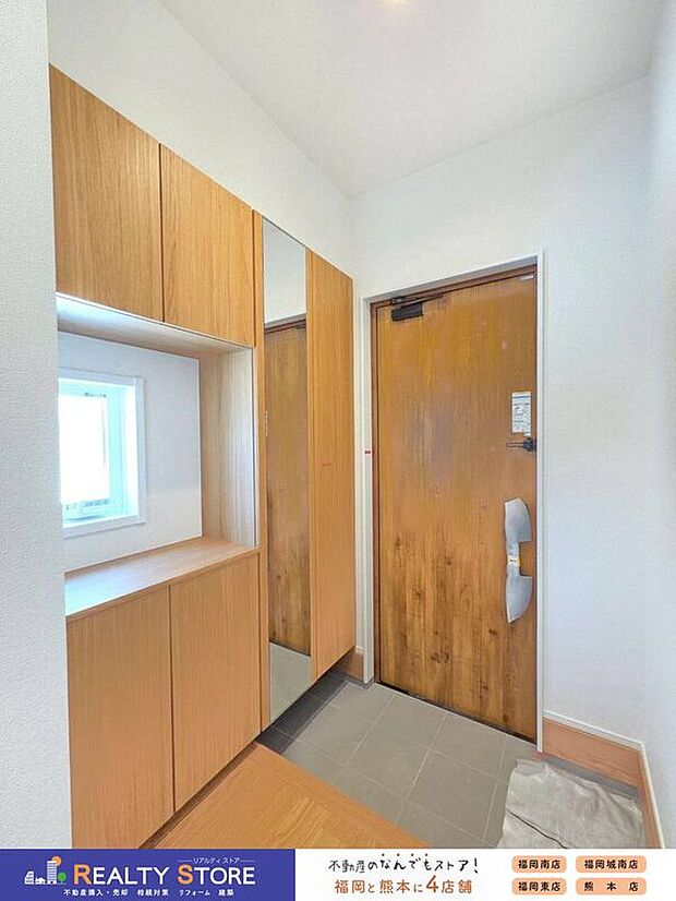 【玄関】☆5号棟☆【シューズボックス】姿見の鏡の付いた便利なシューズボックス♪可動棚なので靴に合わせた収納が出来ます♪