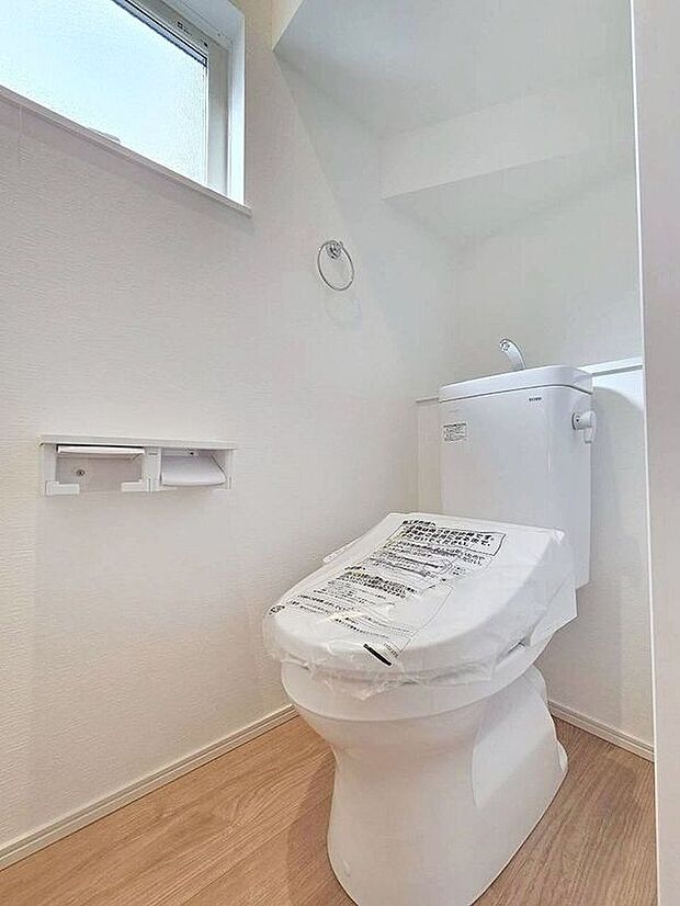 【トイレ】☆2号棟☆【トイレ】温水洗浄機付き便座で快適♪シンプルかつ白を基調とした清潔感のある空間に仕上がっています♪