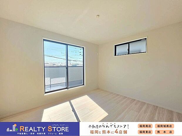 【室内】☆2号棟☆【洋室】バルコニーに面した明るいお部屋♪W.I.Cを備えており主寝室におススメ♪