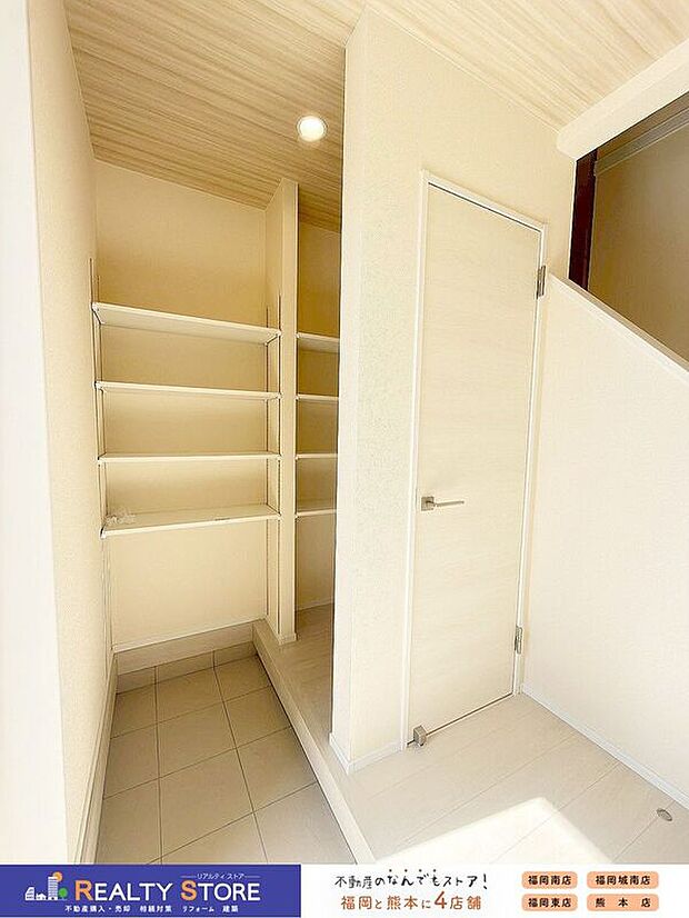 【玄関】☆1号棟☆【玄関】スタイリッシュなデザインの玄関♪大容量の収納棚があるので、玄関がスッキリ片付きます♪