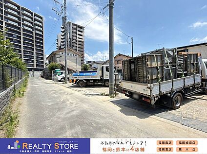 前面道路含む外観