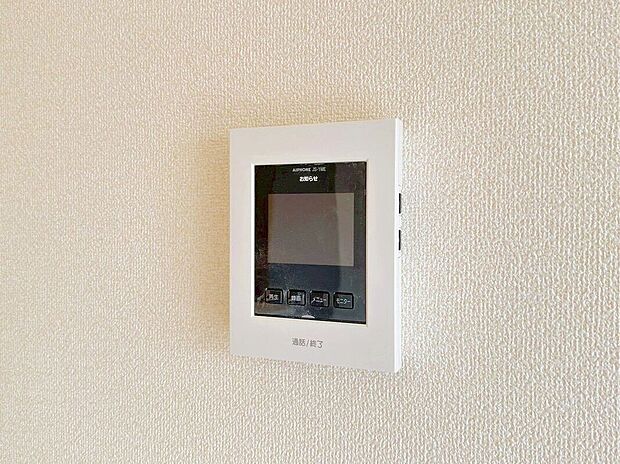 【その他設備】【TVモニター付インターホン】今や当たり前の設備ですが、お子様の留守番時にも重宝する必須防犯アイテムです。留守中に誰が訪ねてきたのかも確認できますし、在宅中も「見える安心」がそこにあります。