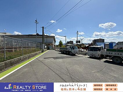 前面道路含む外観