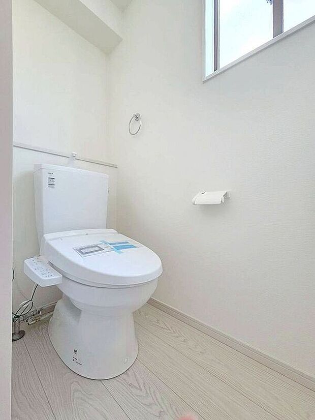 【トイレ】☆2号棟☆【トイレ】温水洗浄機付き便座で快適♪シンプルかつ白を基調とした清潔感のある空間に仕上がっています♪