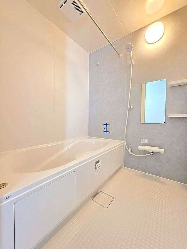 【バス】☆1号棟☆【ユニットバス】ゆったりとした1坪タイプのユニットバス♪足を伸ばして1日の疲れを癒すバスタイム♪