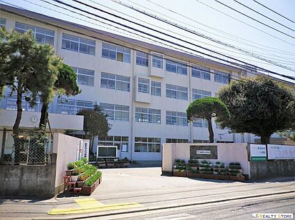 福岡市立香椎第2中学校 1050m