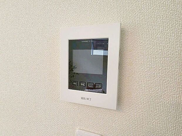 【その他設備】【TVモニター付インターホン】今や当たり前の設備ですが、お子様の留守番時にも重宝する必須防犯アイテムです。留守中に誰が訪ねてきたのかも確認できますし、在宅中も「見える安心」がそこにあります。