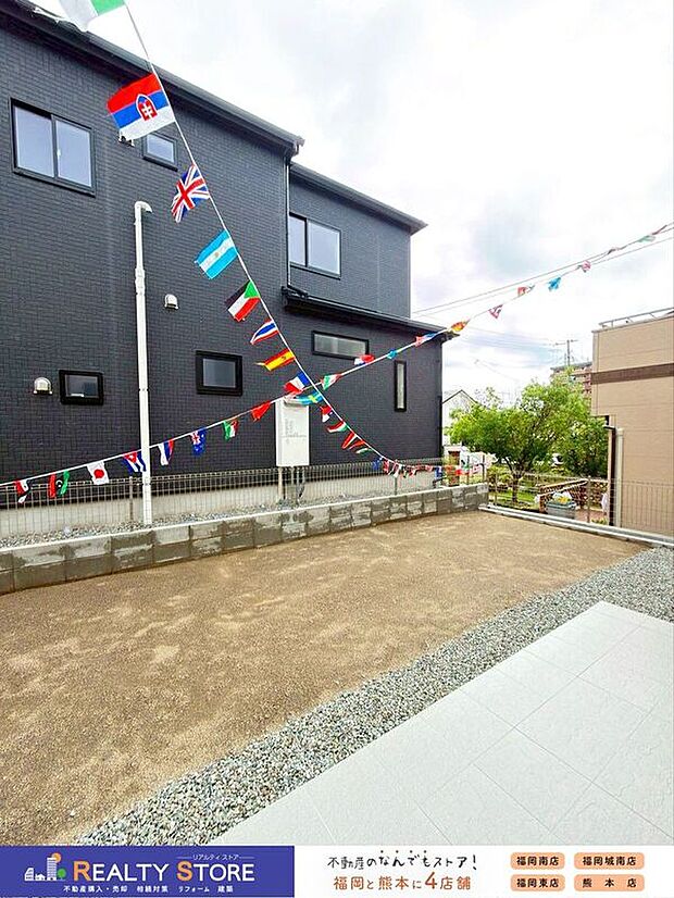 【庭】【庭】広いお庭では、夏場はプールやBBQなどもお楽しみいただけます♪もちろん自転車やお子様の三輪車など置き場に困る物も置けてたいへん便利です