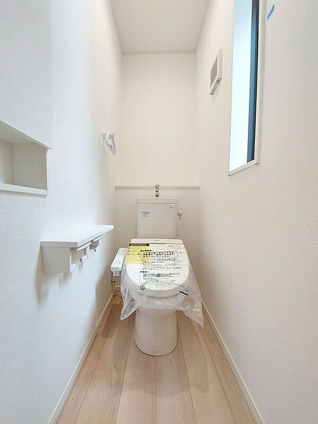 【同仕様画像　（その他内観）】【同仕様写真】温水洗浄機付き便座のトイレ♪小窓が付いているので日中は明るく換気も楽々です♪