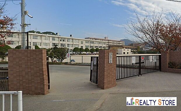 福岡市立香椎小学校(約1,900m)