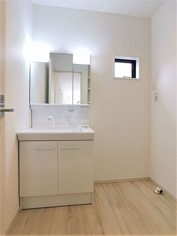 【同仕様画像　（その他内観）】【同仕様写真】窓付のパウダールームで換気もしっかり出来ます♪洗面化粧台は便利で見やすい三面鏡タイプ♪