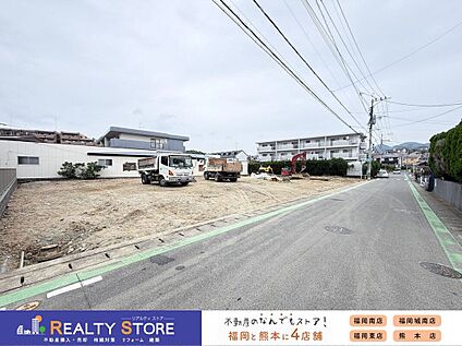 前面道路含む外観