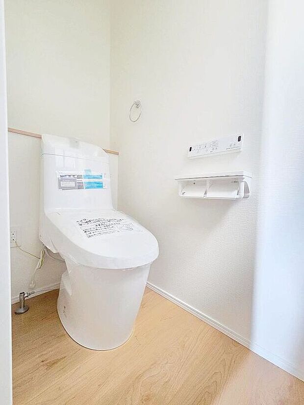 【同仕様画像 (その他内観)】【同仕様写真】温水洗浄機付き便座のトイレ♪小窓が付いているので日中は明るく換気も楽々です♪