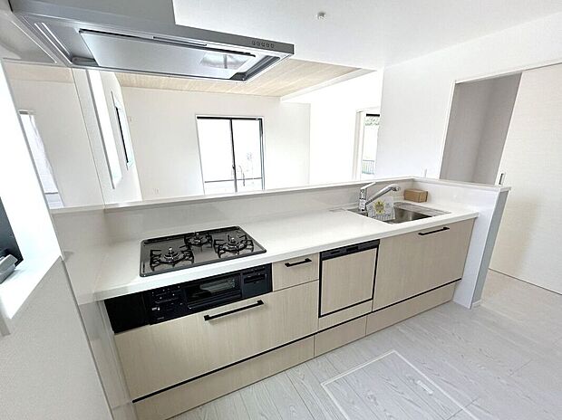 ☆キッチン☆白を基調とした明るい雰囲気のキッチン♪対面キッチンで家族との会話もはずみます♪床下収納も完備でしっかり収納！