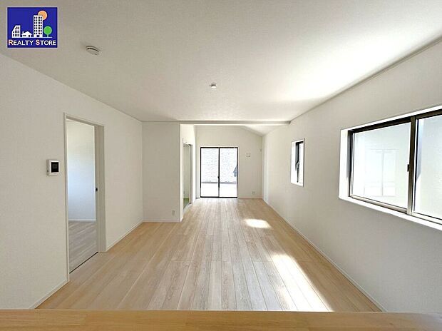 ☆リビング☆家具を置いてもゆとりの広さ♪勾配天井で開放感溢れる18.5帖のリビング♪