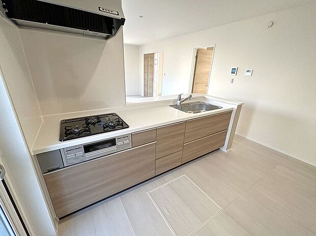 ☆キッチン☆3口コンロが嬉しいキッチン♪シンクや作業スペースも広くお料理しやすいキッチンです♪