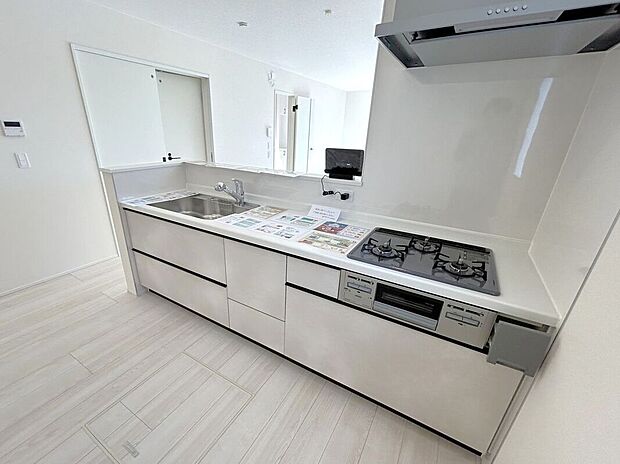 ☆キッチン☆白を基調とした明るい雰囲気のキッチン♪対面キッチンで家族との会話もはずみます♪床下収納も完備でしっかり収納！