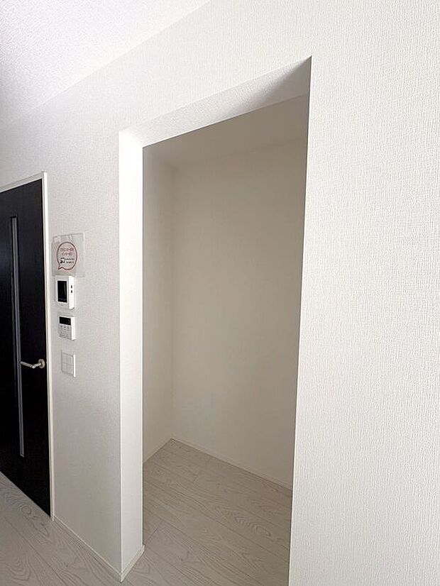 ☆パントリー☆出番の少ないキッチン家電や、お酒やお米、食料の備蓄などもたっぷり収納♪散らかりがちなキッチンをすっきりさせてくれる嬉しい収納スペースです!