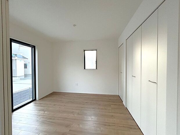 ☆洋室D☆リビングに面したお部屋♪お子様の室内遊び場や在宅ワークスペース等、ライフスタイルに合わせてお使いいただけます♪