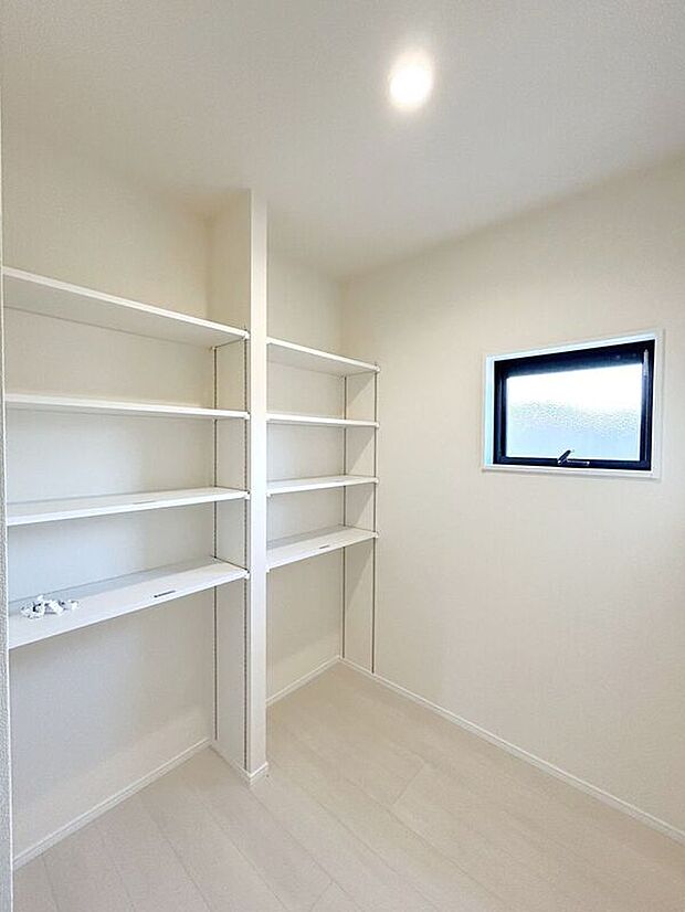 ☆収納スペース☆可動式棚完備♪消耗品を置いたり、好きな高さに調節できます♪