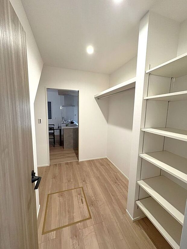 ☆ファミリークローク☆ご家族分の衣類やバッグ、小物等をまとめて収納できるファミリークローク完備しています♪洗面脱衣室からキッチンまでの回遊動線なので家事の負担が軽減されます♪