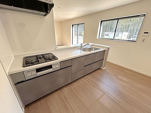 ☆キッチン☆3口コンロが嬉しいキッチン♪シンクや作業スペースも広くお料理しやすいキッチンです♪