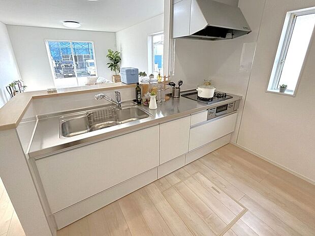 ☆キッチン☆白を基調とした明るい雰囲気のキッチン♪対面キッチンで家族との会話もはずみます♪床下収納も完備でしっかり収納！