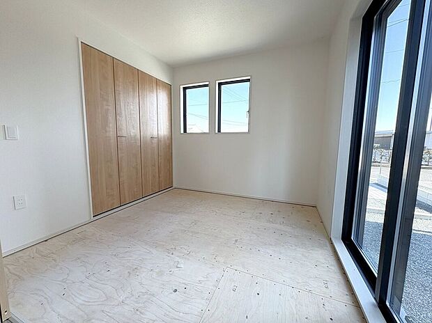 ☆和室☆フローリングにはない畳のあたたかさに癒されます♪来客時や小さなお子様の遊ぶスペースとしても活躍♪(畳入ります)