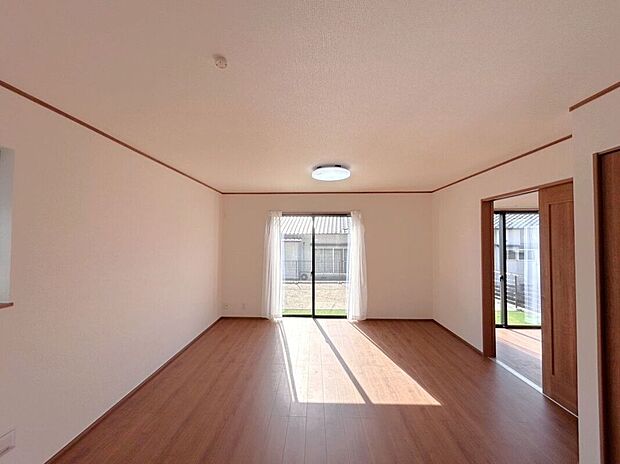 ☆リビング☆南側の大きな窓から暖かい光が差し込みます♪