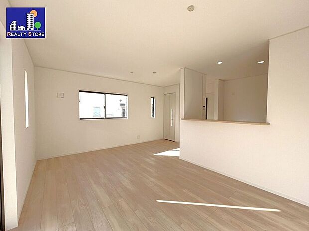 ☆リビング☆温かみのあるナチュラルな床色のリビング♪空間が明るい印象になり、家具やインテリアが合わせやすく人気のある色味です♪