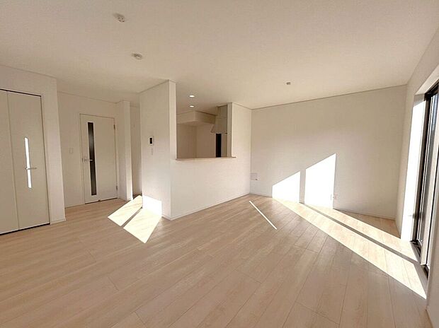 ☆リビング☆南側の大きな窓からの陽当たりが良好♪ご家族皆様でゆっくり寛げます♪