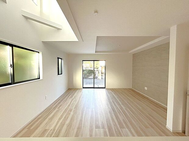 ☆リビング☆折上天井と吹抜けで明るく開放的な空間♪ご家族皆様でゆっくり寛げます♪