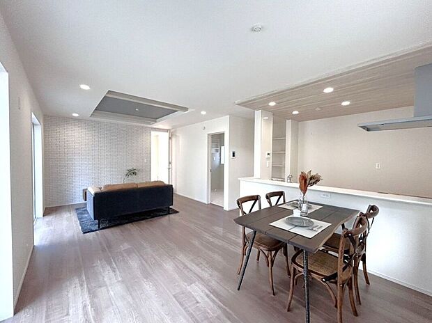 ☆リビング☆温かみのあるナチュラルな床色のリビング♪空間が明るい印象になり、家具やインテリアが合わせやすく人気のある色味です♪