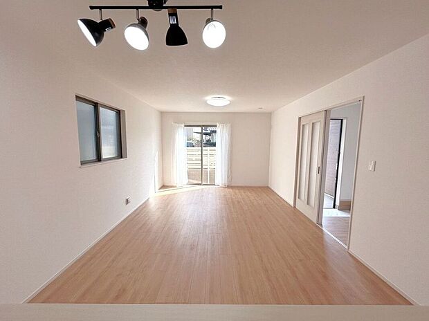 ☆リビング☆南面にある大きな窓から暖かな光が差し込みます♪