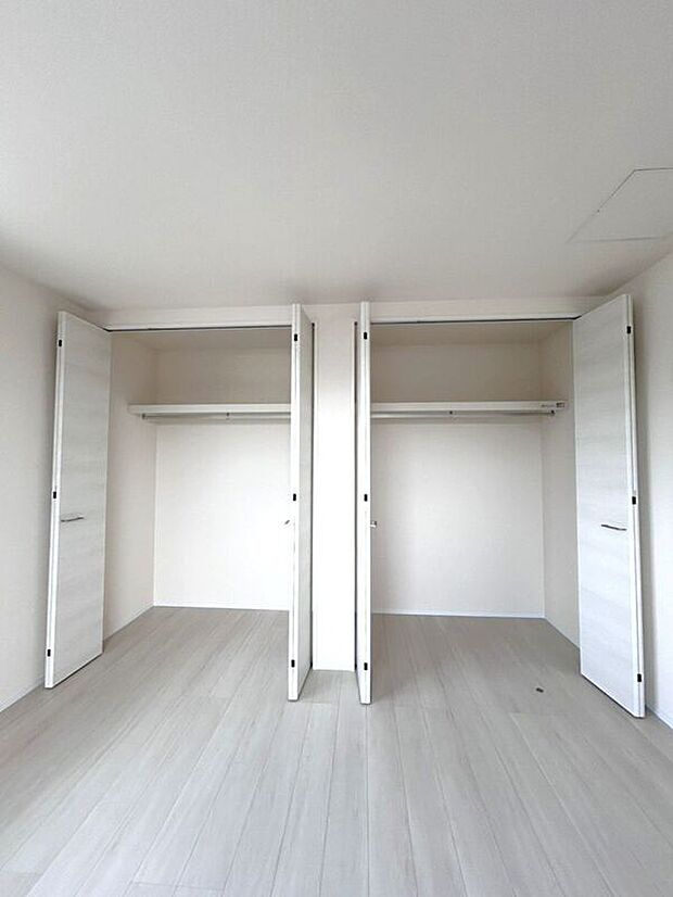 ☆クローゼット(7帖洋室)☆2つに分かれているのでお洋服とお荷物を分けて収納出来ます♪