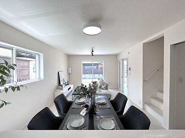 ☆リビング☆リビング階段で家族が自然と集まり、コミュニケ-ションが取りやすい♪