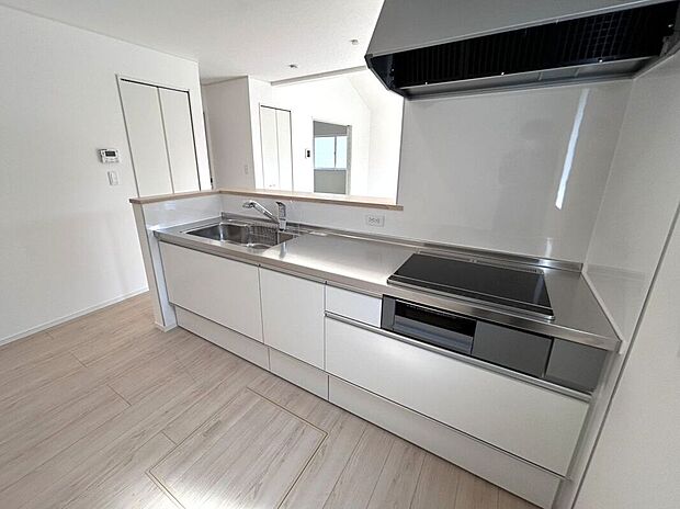 ☆キッチン☆白を基調とした明るい雰囲気のキッチン♪対面キッチンで家族との会話もはずみます♪床下収納も完備でしっかり収納!