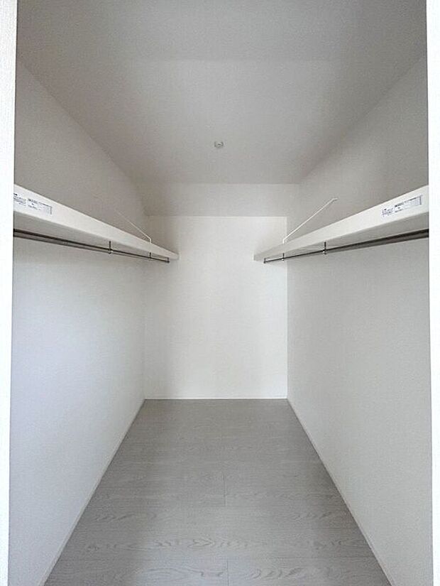 ☆ウォークインクローゼット(7.0帖洋室)☆毎日のコーディネートが楽しくなるWIC♪棚がついているのでスペースを無駄にすることなくたっぷり収納いただけます♪