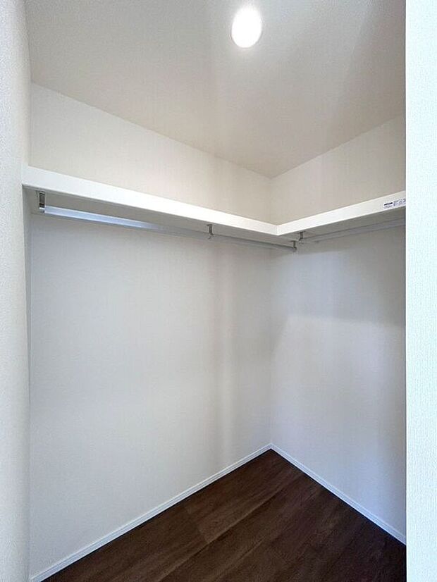 ☆WIC☆洋服やバッグをまとめて収納できるWIC。整理整頓しやすい便利な空間です♪