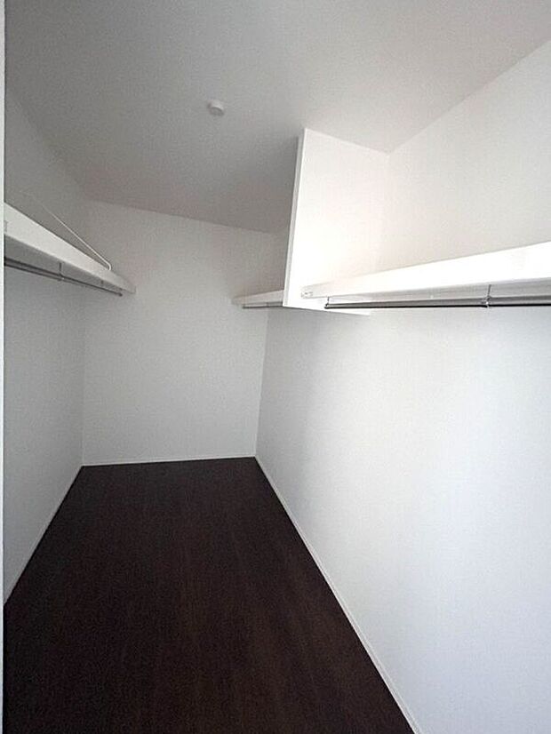 ☆ウォークインクローゼット(9.0帖洋室)☆毎日のコーディネートが楽しくなるWIC♪棚がついているのでスペースを無駄にすることなくたっぷり収納いただけます♪