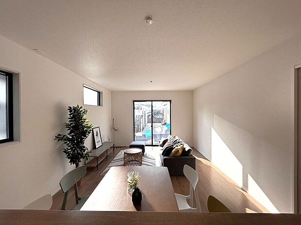 ☆リビング☆明るく開放的なリビングダイニング♪家族がゆったり過ごせる空間です♪